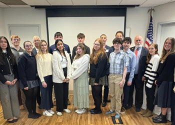 HOSPITAL HONORS OUTSTANDING STUDENT VOLUNTEERS